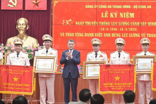 Trung tướng Nguyễn Thanh Tùng nhận danh hiệu Anh hùng Lực lượng vũ trang nhân dân