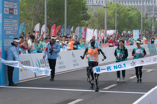 Hơn 300 robot tranh tài bán marathon ở Bắc Kinh