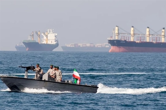 Iran mở cửa Hormuz có điều kiện, ngành vận tải biển vẫn thận trọng