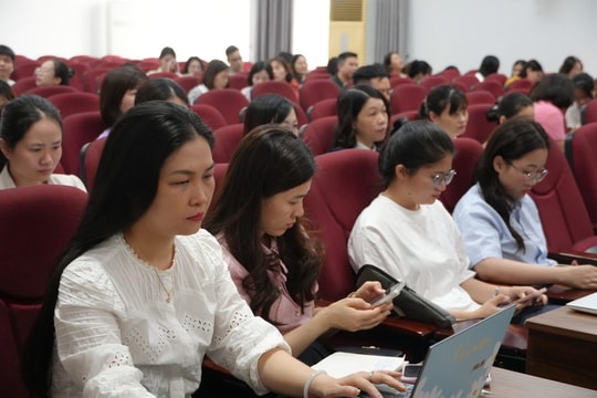Phường Phú Diễn tập huấn AI cho 130 giáo viên THCS