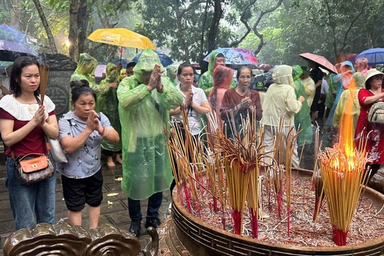 Hàng nghìn người dân “đội mưa” về dâng hương tại Đền Hùng