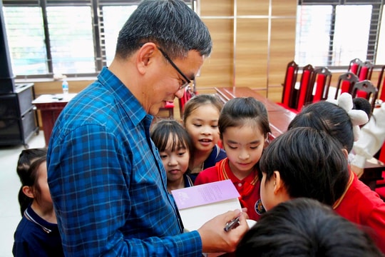 Tác giả “Nhật ký cha và con” giao lưu với học sinh Phú Thượng