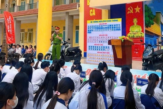 Công an xã Đại Xuyên tuyên truyền an toàn giao thông và kỹ năng lái xe an toàn cho học sinh