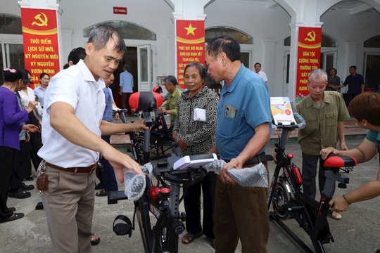 Phúc Sơn tặng xe đạp tập thể dục cho hộ khó khăn