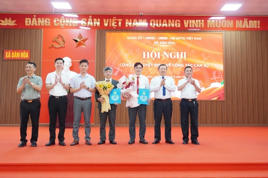 Xã Dân Hòa công bố, trao quyết định công tác cán bộ