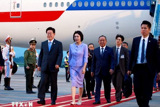 Tổng thống Hàn Quốc Lee Jae Myung và Phu nhân đến Hà Nội, bắt đầu thăm cấp Nhà nước tới Việt Nam