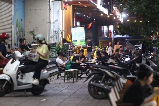 Không gian của hàng nghìn người dân chung cư rơi vào tình trạng dẹp ngoài, lấn trong