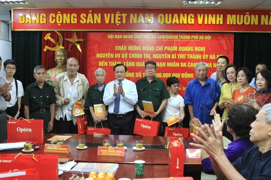 Nguyên Bí thư Thành uỷ Phạm Quang Nghị trao quà hỗ trợ các nạn nhân chất độc da cam