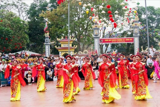 Nô nức Lễ hội truyền thống Đình làng Hữu Văn
