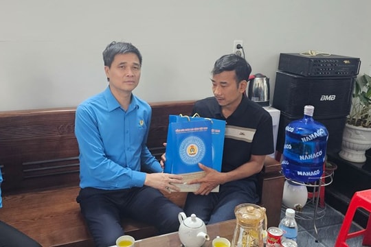 Phó Chủ tịch Tổng LĐLĐ Việt Nam thăm, tặng quà công nhân bị tai nạn lao động