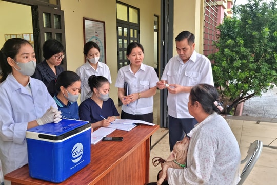 Chi cục Chăn nuôi Thủy sản Thú y Hà Nội: Kiểm tra công tác tiêm vắc xin phòng dịch cho đàn vật nuôi tại các xã Bát Tràng, Thuận An