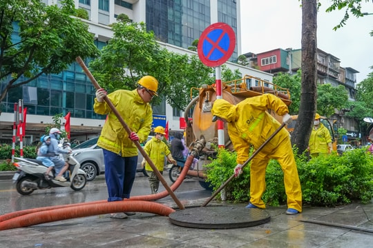 Phường Ngọc Hà ra quân cao điểm bảo đảm vệ sinh môi trường, trật tự đô thị dịp lễ lớn