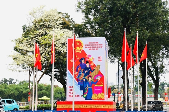 Hà Nội treo cờ Tổ quốc dịp lễ 30-4 và 1-5