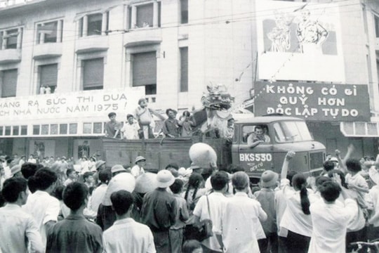 Nhớ ngày "đất nước trọn niềm vui"
