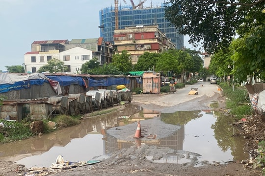 Phố Gia Quất (phường Bồ Đề): Đường xuống cấp, rác thải ngập tràn
