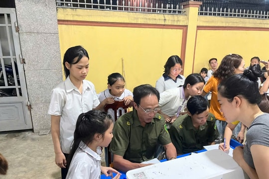 Công an xã Thanh Oai triển khai cao điểm cấp căn cước, định danh điện tử mức 2 cho học sinh