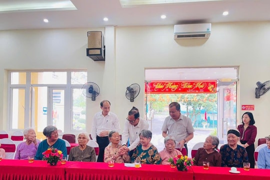 Trao quà của Tổng Bí thư, Chủ tịch nước Tô Lâm tặng người có công với cách mạng tại Hà Nội