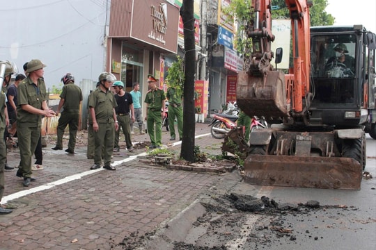 Chương Mỹ ra quân giải tỏa hành lang an toàn giao thông trên quốc lộ 6