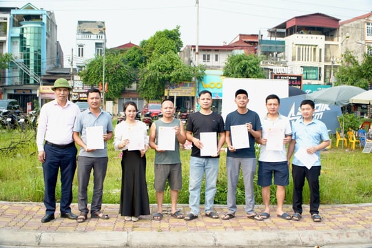 Xã Tây Phương: Trao 34 "sổ đỏ" cho khách hàng trúng đấu giá đất