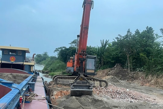 Xử phạt 6 cá nhân khai thác cát trái phép trên sông Hồng