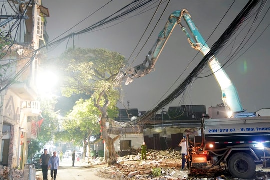 Xuyên đêm giải phóng, bàn giao mặt bằng thi công cầu Trần Hưng Đạo