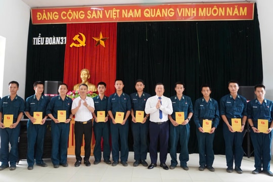 Lãnh đạo xã Dân Hoà thăm, động viên tân binh nhập ngũ năm 2026