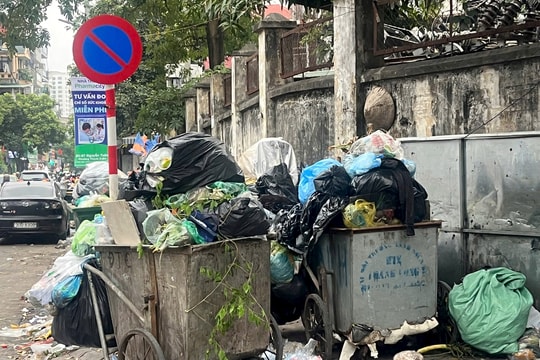 Xe gom rác cũ và nỗi lo ô nhiễm môi trường