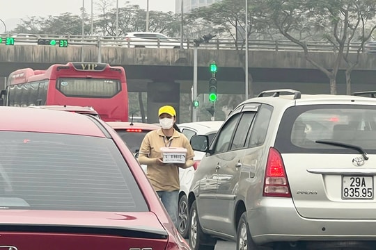 Tái diễn tình trạng xin tiền trên các tuyến đường, phố: Nguy cơ mất an toàn giao thông