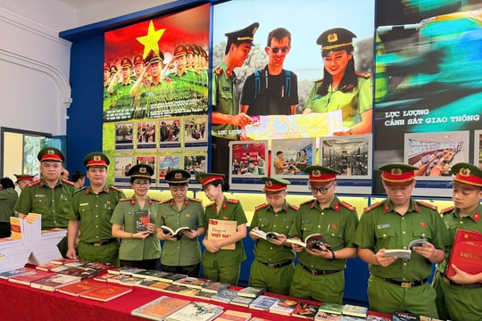 Công an phường Ô Chợ Dừa tri ân các thế hệ đi trước