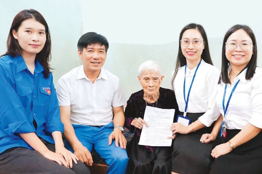 Tổ Hành chính công xung kích: Đồng hành, hỗ trợ người dân vượt qua rào cản công nghệ