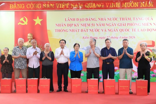 Bí thư Thành ủy Hà Nội Trần Đức Thắng thăm, tặng quà gia đình chính sách, người lao động khó khăn