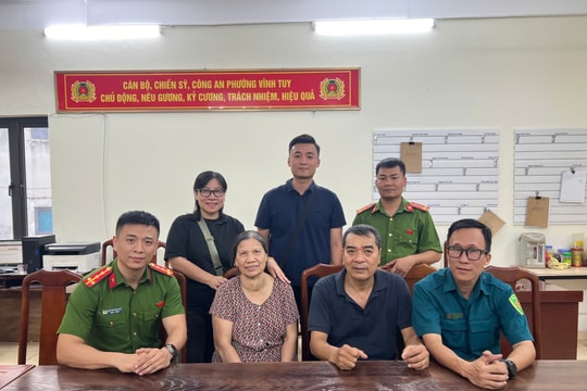 Công an phường Vĩnh Tuy hỗ trợ cụ bà đi lạc về với gia đình