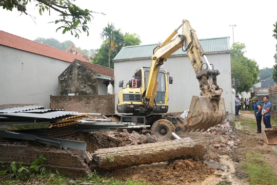 Xã Hưng Đạo cưỡng chế phá dỡ công trình vi phạm đất đai, trật tự xây dựng