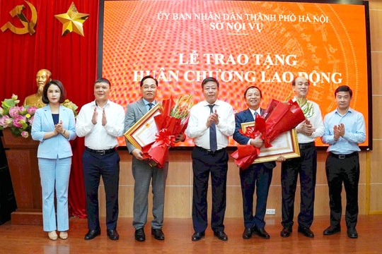 Hai lãnh đạo, nguyên lãnh đạo Sở Nội vụ Hà Nội nhận Huân chương Lao động