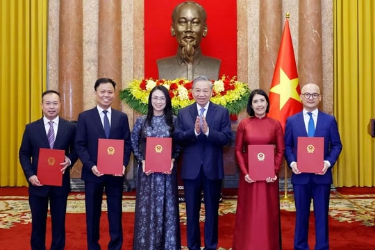 Tổng Bí thư, Chủ tịch nước Tô Lâm trao quyết định bổ nhiệm 5 Đại sứ Việt Nam tại nước ngoài