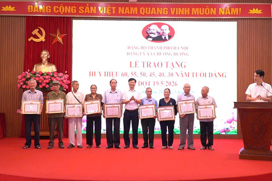 Xã Chương Dương trao Huy hiệu Đảng cho 32 đảng viên lão thành