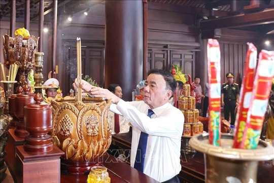 Thường trực Ban Bí thư Trần Cẩm Tú dâng hương, tưởng niệm các anh hùng, liệt sĩ tại tỉnh Điện Biên
