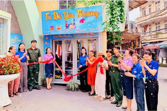 Từ manh áo nhỏ đến những bài học lớn