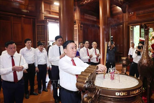 Thường trực Ban Bí thư Trần Cẩm Tú dâng hương tưởng niệm Chủ tịch Hồ Chí Minh tại tỉnh Nghệ An