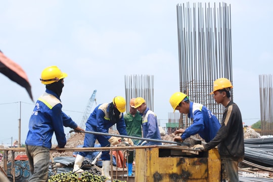''Đội nắng'' thi công, đẩy nhanh tiến độ dự án cầu Ngọc Hồi