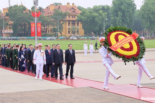 Lãnh đạo Trung ương, thành phố Hà Nội viếng Chủ tịch Hồ Chí Minh và các Anh hùng liệt sĩ