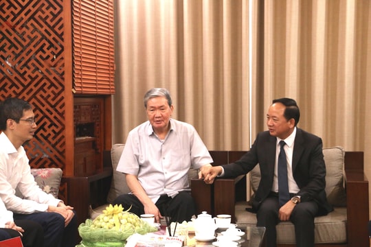 Trưởng ban Tuyên giáo và Dân vận Trung ương Trịnh Văn Quyết đến thăm, chúc sức khỏe đồng chí Đinh Thế Huynh