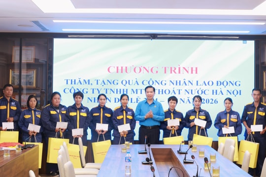 Trao 30 suất quà tặng công nhân lao động