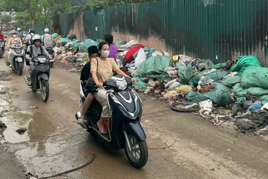 Rác thải “bủa vây” đường Triều Khúc – Yên Xá: Do n hiều người thuê trọ thiếu ý thức, xả rác bừa bãi