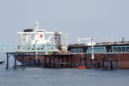 Tàu Nhật Bản lần đầu đi an toàn qua Eo biển Hormuz