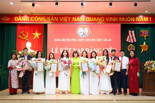 8 học sinh Trường THPT chuyên Chu Văn An được kết nạp Đảng