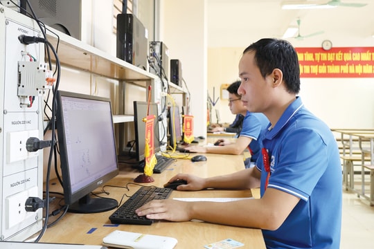 Đồng hành cùng doanh nghiệp, bảo đảm đời sống người lao động