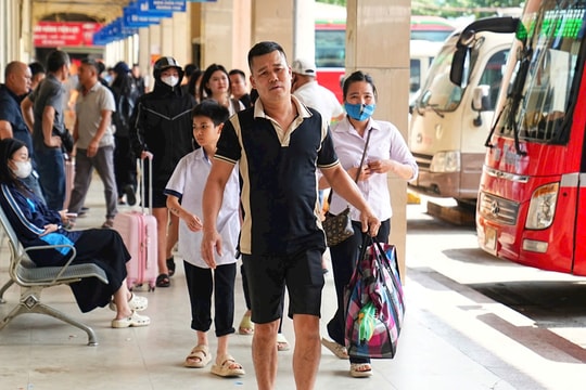 Trước ngày nghỉ lễ, người dân hối hả rời Thủ đô về quê