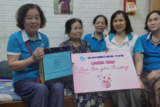 Hội Phụ nữ phường Ô Chợ Dừa tri ân gia đình chính sách