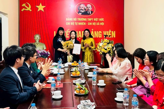 9 học sinh ưu tú của Trường THPT Việt Đức vinh dự được kết nạp Đảng